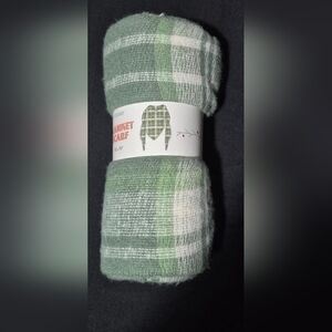 NWT Shanghai Shengda adult winter blanket scarf in green and white plaid.50"×50"